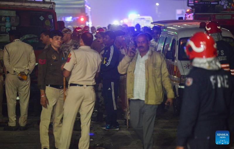 Polisi na askari wa zimamoto wa India wakiwa wamekusanyika kwenye eneo la mlipuko wa gari karibu na Red Fort mjini New Delhi, India, Novemba 10, 2025. (Str/Xinhua)