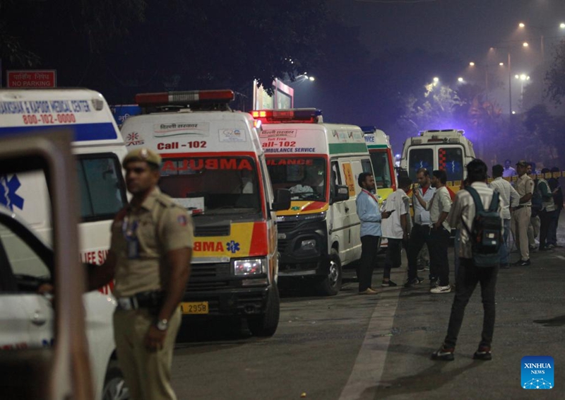 Ambulensi zikiwa zimepanga foleni kwenye eneo la mlipuko wa gari karibu na Red Fort mjini New Delhi, India, Novemba 10, 2025. (Str/Xinhua)
