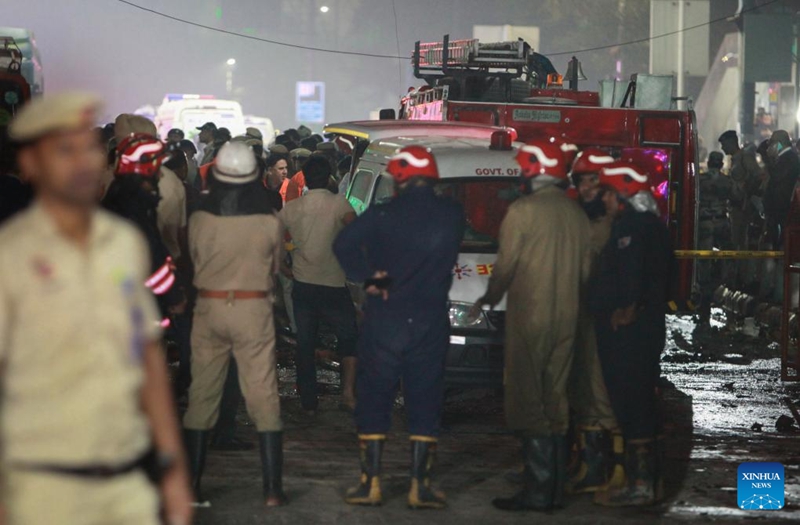 Polisi na askari wa zimamoto wa India wakiwa wamekusanyika kwenye eneo la mlipuko wa gari karibu na Red Fort mjini New Delhi, India, Novemba 10, 2025. (Str/Xinhua)