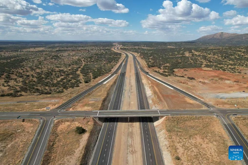 Picha iliyopigwa Mei 25, 2025 ikionyesha Barabara Kuu ya Dkt. Hage G. Geingob iliyojengwa kwa msaada wa China nchini Namibia. (Kundi la Kampuni za China za Uhandisi la Zhong Mei/kupitia Xinhua)