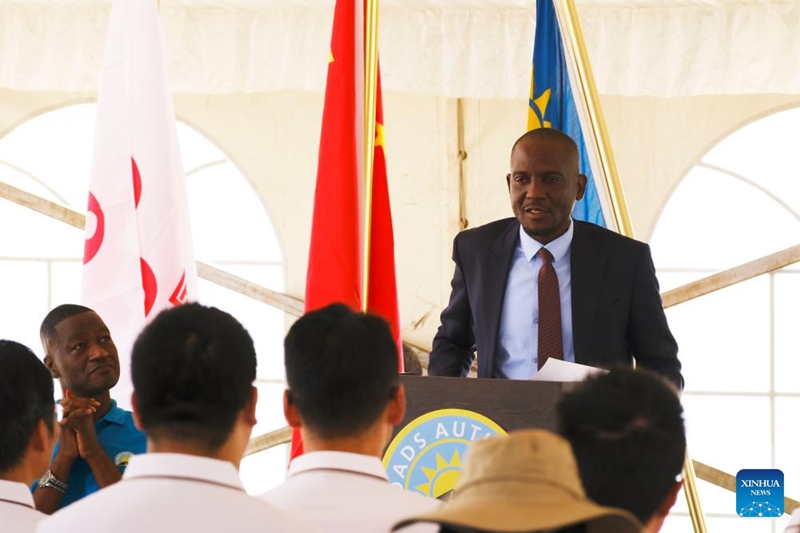 Veikko Nekundi, Waziri wa Ujenzi na Usafirishaji wa Namibia, akitoa hotuba kwenye hafla ya uzinduzi wa Barabara Kuu ya Dkt. Hage G. Geingob iliyojengwa kwa msaada wa China mjini Windhoek, Namibia, Novemba 10, 2025. (Xinhua/Lin Jing)