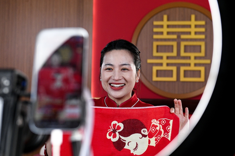 Kampuni za biashara ya mtandaoni na za uwasilishaji bidhaa zawa na pilika nyingi katika Gulio la Siku ya "Double Eleven" kote China