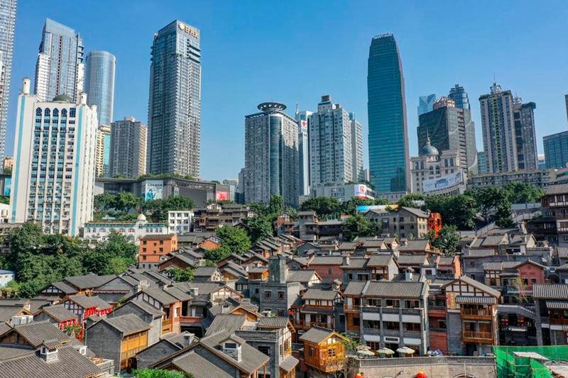 Picha hii iliyopigwa Septemba 30, 2021 ikionyesha eneo la biashara la Jiefangbei (juu) na eneo la kivutio cha watalii la Shibati mjini Chongqing, kusini magharibi mwa China. (Xinhua/Huang Wei)