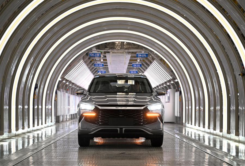 Picha hii iliyopigwa Novemba 3, 2025 ikionyesha mstari wa kuunganisha magari yanayotumia nishati mpya (NEV) wa BYD, kampuni kubwa ya NEV ya China, kwenye kiwanda cha BYD mjini Zhengzhou, Mkoani Henan, katikati mwa China. (Xinhua/Li Jianan)