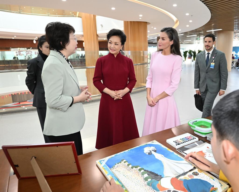 Peng Liyuan, Mke wa Rais wa China Xi Jinping, na Malkia Letizia wa Hispania, ambaye ameambatana na Mfalme Felipe wa VI wa Hispania katika ziara yake nchini China, wakitembelea Kituo cha Kielelezo cha kuwahudumia Watu Wenye Ulemavu cha Beijing mjini Beijing, mji mkuu wa China, Novemba 12, 2025. (Xinhua/Li Xiang)