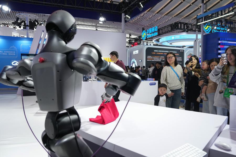 Roboti yenye umbo la binadamu ikionyesha ustadi wake wa kukunja nguo kwenye Mkutano wa Intaneti Duniani (2025 WIC) Maonyesho ya Mwanga wa Intaneti mjini Wuzhen, Mkoani Zhejiang, mashariki mwa China, Novemba 6, 2025. (Xinhua/Huang Zongzhi)
