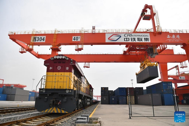 Kreni ikifanya kazi kwenye Stesheni ya Bandari ya Kimataifa ya Xi'an mjini Xi'an, Mkoani Shaanxi, kaskazini magharibi mwa China, Novemba 14, 2025. (Xinhua/Shao Rui)