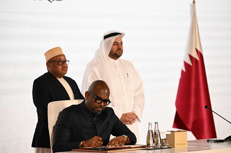 Mpatanishi mkuu wa Qatar Mohammed al-Khulaifi (kulia) akitazama huku Sumbu Sita Mambu (katikati), mwakilishi wa ngazi ya juu wa mkuu wa nchi katika Jamhuri ya Kidemokrasia ya Kongo (DRC) akisaini nyaraka katika hafla ya kusaini Makubaliano ya Kina ya Amani kati ya Serikali ya DRC na Muungano wa Mto Kongo/Vuguvugu la Machi 23 (AFC/M23) kwenye Hoteli ya Sheraton mjini Doha, Novemba 15, 2025. (Picha na Mahmud HAMS / CFP)