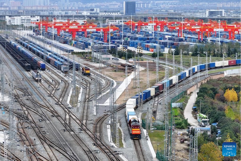 Picha iliyopigwa Novemba 17, 2025 ikionyesha treni ya mizigo ya China-Ulaya ikiondoka kutoka Stesheni ya Bandari ya Kimataifa ya Xi'an mjini Xi'an, Mkoani Shaanxi, kaskazini magharibi mwa China. (Xinhua/Shao Rui)