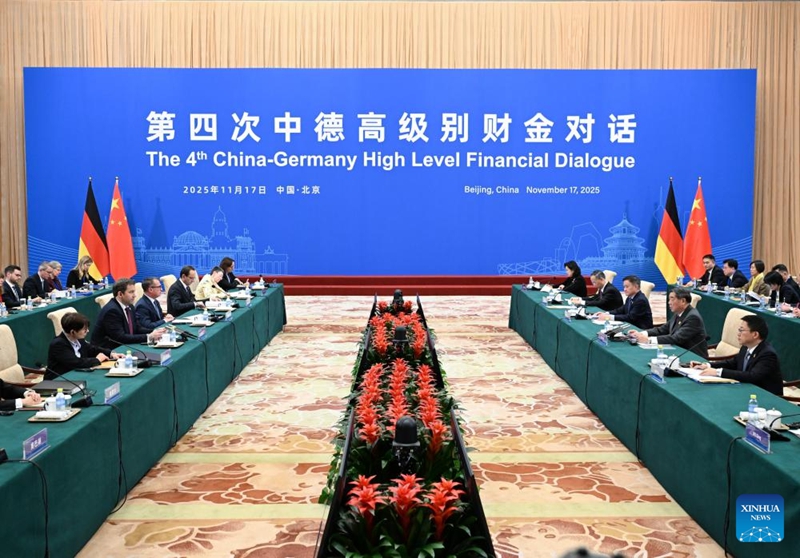 Naibu Waziri Mkuu wa China He Lifeng akiongoza mazungumzo ya nne ya ngazi ya juu ya mambo ya fedha kati ya China na Ujerumani kwa pamoja na Naibu Chansela ambaye pia ni Waziri wa Fedha wa Serikali Kuu ya Ujerumani Lars Klingbeil mjini Beijing, mji mkuu wa China, Novemba 17, 2025. (Xinhua/Dai Tianfang)