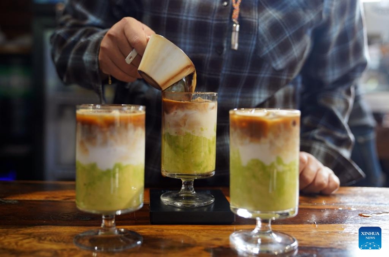 Mfanyakazi akimimina kahawa ya parachichi kwenye kampuni katika Wilaya ya Menglian ya Mji wa Pu'er, Mkoa wa Yunnan, kusini magharibi mwa China, Novemba 17, 2025. (Picha na Liang Zhiqiang/Xinhua)