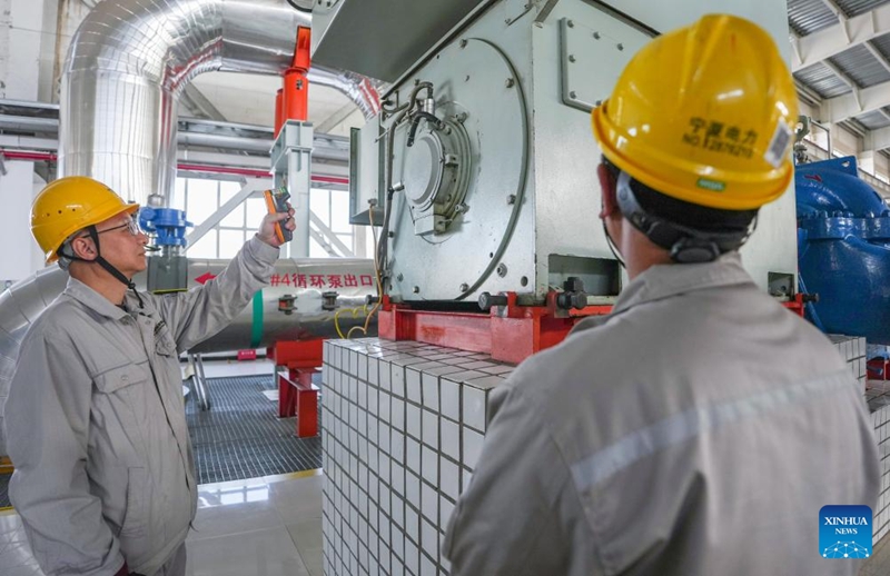 Wafanyakazi wakikagua zana na vifaa vya mfumo wa kuleta joto kwenye kampuni ya mfumo wa kuleta joto katika Mji wa Yinchuan, Mkoa Unaojiendesha wa Kabila la Wahui wa Ningxia, kaskazini magharibi mwa China, Novemba 18, 2025. (Xinhua/Yang Zhisen)