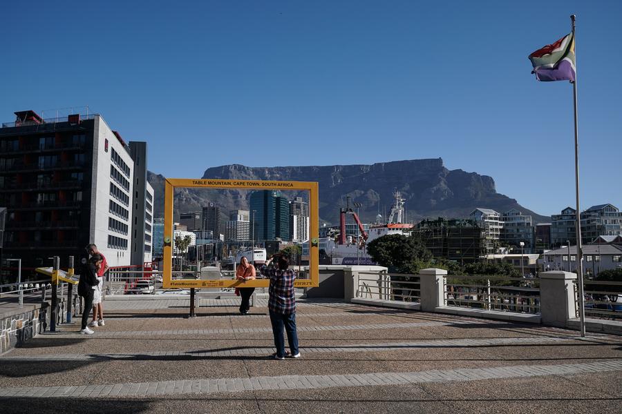 Watu wakipiga picha na Mlima Meza mjini Cape Town, Afrika Kusini, Oktoba 20, 2025. (Xinhua/Han Xu)
