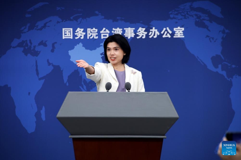 Zhu Fenglian, Msemaji wa Ofisi ya Mambo ya Taiwan ya Baraza la Serikali la China, akionyesha ishara kwenye mkutano na waandishi wa habari mjini Beijing, China, Novemba 19, 2025. (Xinhua/Pan Xu)