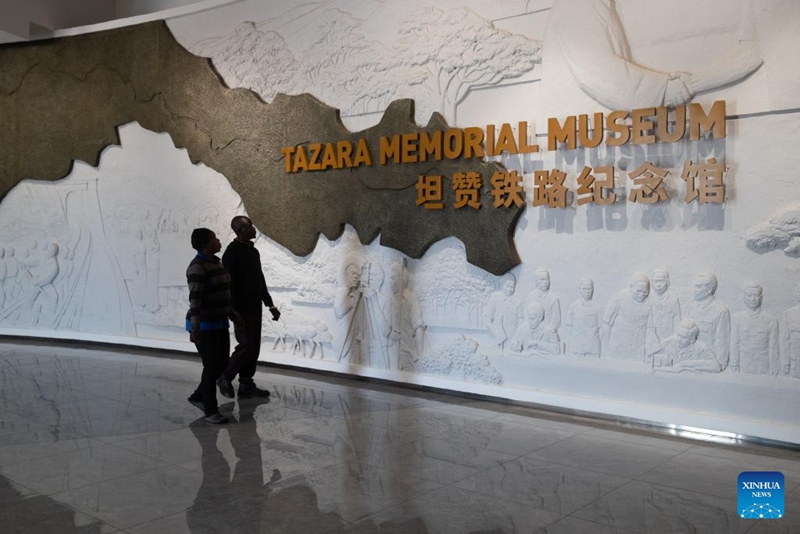 Wakazi wenyeji wakitembelea Jumba la Makumbusho la Reli ya Tanzania na Zambia (TAZARA) kwenye Bustani ya Ukumbusho ya TAZARA katika Wilaya ya Chongwe, mashariki mwa Lusaka, Zambia, Novemba 12, 2025. (Xinhua/Peng Lijun)