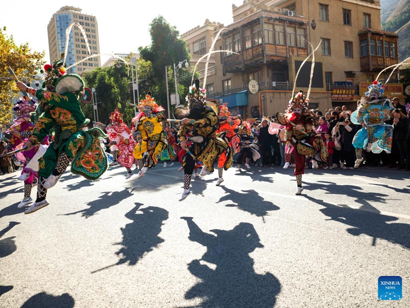 Maonyesho ya Opera ya Sichuan yakifanyika katika shughuli za kusherehekea Mwaka Mpya wa Kabila la Waqiang katika Wilaya ya Wenchuan, Eneo linalojiendesha la Makabila ya Watibeti na Waqiang la Aba, Mkoa wa Sichuan, kusini-magharibi mwa China, Novemba 19, 2025. (Picha na Lan Hongguang/Xinhua)