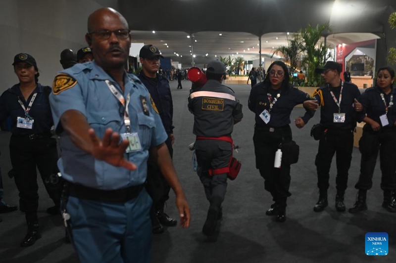 Wafanyakazi wa usalama wakidhibiti njia ya kuingia ndani ya ukumbi wa Mkutano wa 30 wa Mabadiliko ya Tabianchi wa Umoja wa Mataifa (COP30) baada ya moto kuzuka mjini Belem, Jimbo la Para, Brazil, Novemba 20, 2025. (Picha na Lucio Tavora/Xinhua)