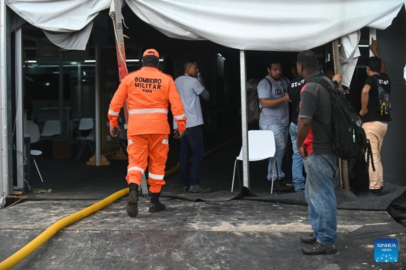 Askari wa zimamoto na wafanyakazi wakikagua eneo la Mkutano wa 30 wa Mabadiliko ya Tabianchi wa Umoja wa Mataifa (COP30) baada ya moto kuzuka mjini Belem, Jimbo la Para, Brazil, Novemba 20, 2025. (Picha na Lucio Tavora/Xinhua)