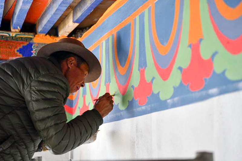 Mwanakijiji akichora picha ya ukutani iliyo ya mapambo ya ndani ya nyumba katika Kijiji cha Duoma cha Wilaya ya Lnaze ya Mji wa Xigaze, Mkoa Unaojiendesha wa Xizang, kusini magharibi mwa China, Novemba 20, 2025. (Xinhua/Ding Hongfa)