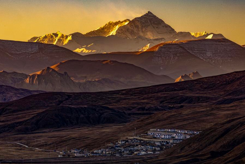 Picha hii iliyopigwa Novemba 13, 2025 ikionyesha nyumba zilizojengwa upya (zile zilizo kwenye ardhi ya juu) ambazo zimekabidhiwa kwa wakazi katika Kijiji cha Chagnag cha Wilaya ya Dingri ya Mji wa Xigaze, Mkoa Unaojiendesha wa Xizang, kusini magharibi mwa China. (Xinhua/Jiang Fan)