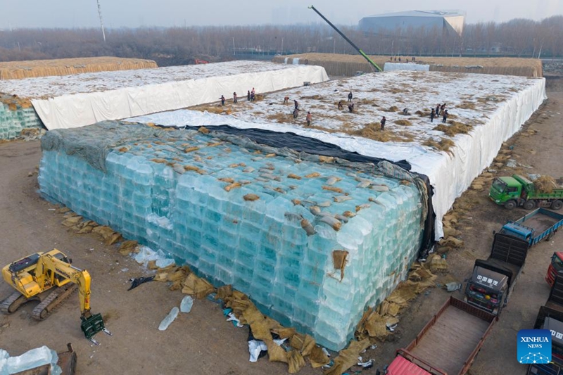 Picha iliyopigwa Novemba 24, 2025 ikionyesha wafanyakazi wakiondoa vitu vilivyofunika juu ya michemiraba ya barafu kwenye eneo la kuhifadhi barafu kwa ajili ya ujenzi wa Dunia ya Barafu na Theluji ya Harbin katika Mkoa wa Heilongjiang, kaskazini-mashariki mwa China. (Xinhua/Xie Jianfei)