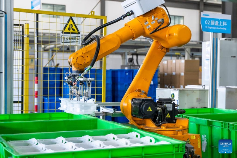 Roboti ya viwandani ikifanya kazi kwenye mstari wa uzalishaji wa teknolojia za kisasa wa Kampuni ya Teknolojia ya Zenner Metering katika eneo la maendeleo ya uchumi la Xinwu mjini Wuhu, Mkoa wa Anhui, mashariki mwa China, Novemba 13, 2025. (Picha na Xiao Benxiang/Xinhua)