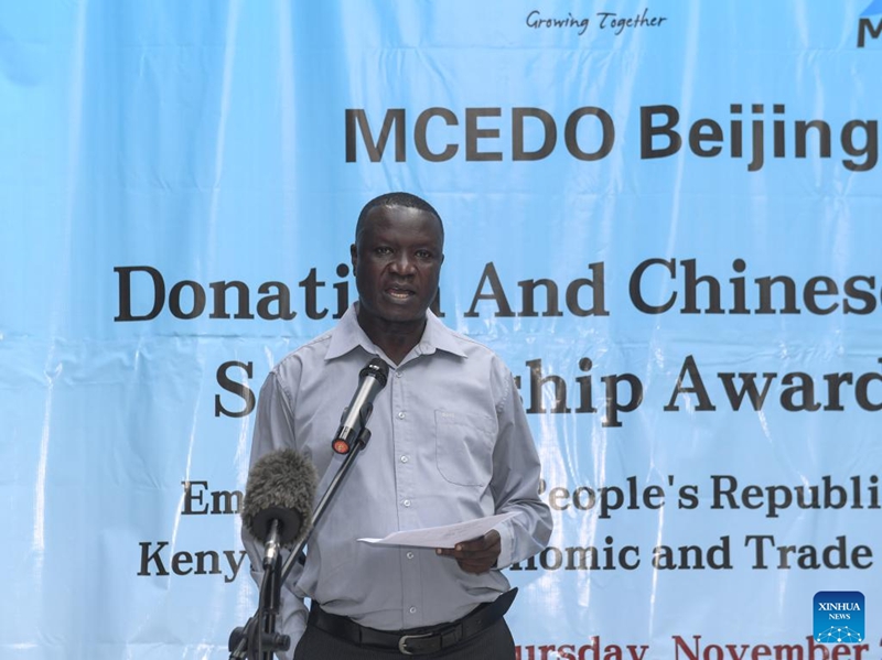 Mkurugenzi wa Shule ya MCEDO Beijing Benedict Kiage akizungumza kwenye hafla ya kutoa ufadhili iliyofanyika katika Shule ya MCEDO Beijing jijini Nairobi, Kenya, Novemba 25, 2025. (Xinhua/Li Yahui)