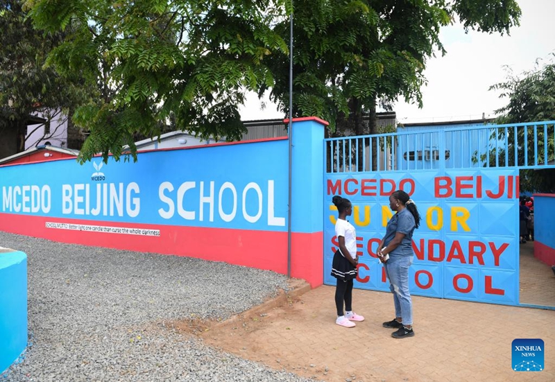 Picha hii iliyopigwa Novemba 25, 2025 ikionyesha sehemu ya nje ya Shule ya MCEDO Beijing jijini Nairobi, Kenya, Novemba 25, 2025. (Xinhua/Li Yahui)