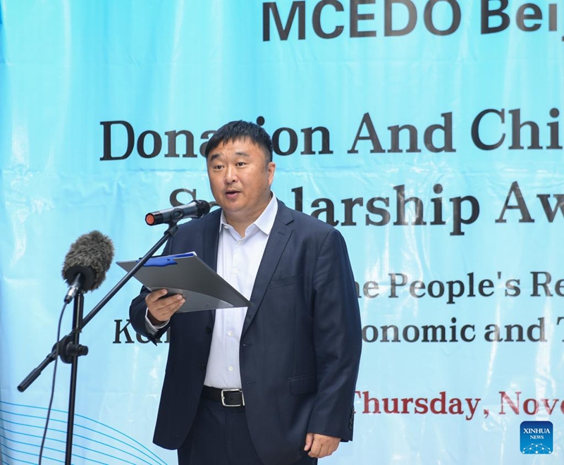 Yu Xiaodong, mwenyekiti wa Jumuiya ya Uchumi na Biashara ya Kenya na China, akizungumza kwenye hafla ya kutoa ufadhili iliyofanyika katika Shule ya MCEDO Beijing jijini Nairobi, Kenya, Novemba 25, 2025. (Xinhua/Li Yahui)