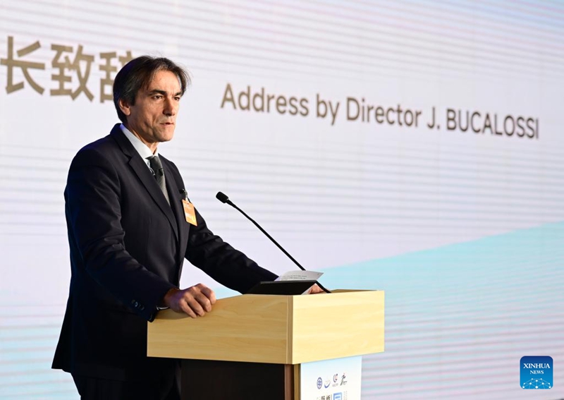 Jerome Bucalossi, mkurugenzi wa Taasisi ya Utafiti kuhusu Muunganiko wa Atomi kwa Udhibiti wa Sumaku katika Tume ya Nishati Mbadala ya Ufaransa na Nishati ya Atomiki (CEA), akitoa hotuba kwenye uzinduzi wa Mradi wa Kimataifa ya Sayansi ya CAS kuhusu Muunganiko wa Nishati ya Plasma inayowaka na kutolewa kwa Mpango wa Utafiti wa BEST mjini Hefei, Mkoani Anhui, mashariki mwa China, Novemba 24, 2025. (Xinhua/Zhou Mu)