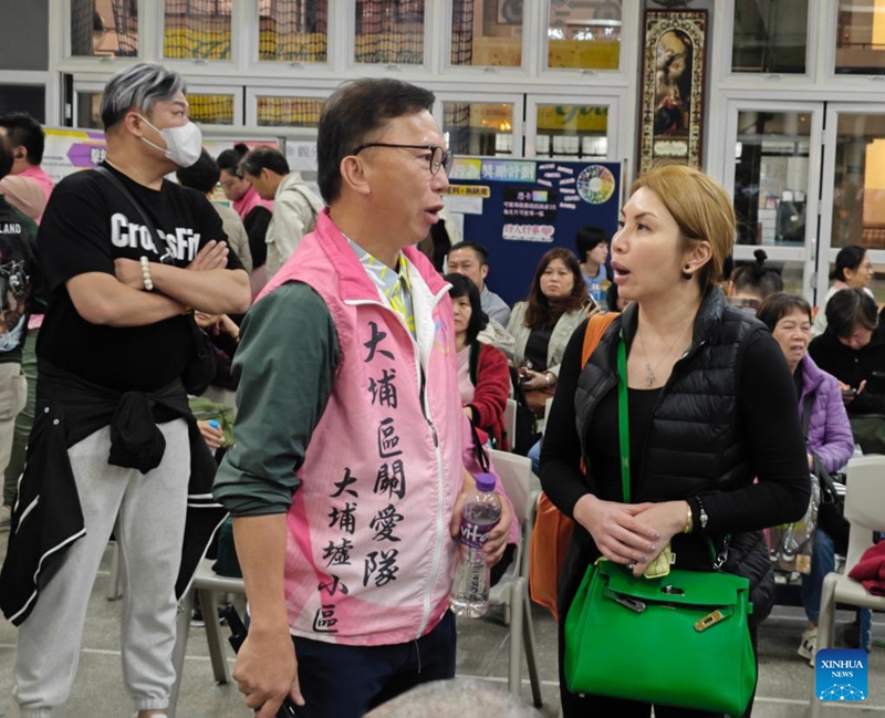 Mjumbe mmoja wa timu ya huduma akifanya kazi katika dawati la utoaji msaada la idara mbalimbali baada ya moto kuzuka kwenye sehemu moja ya majengo ya wakazi katika eneo la Tai Po, Hong Kong, kusini mwa China, Novemba 26, 2025. (Xinhua/Chen Duo)