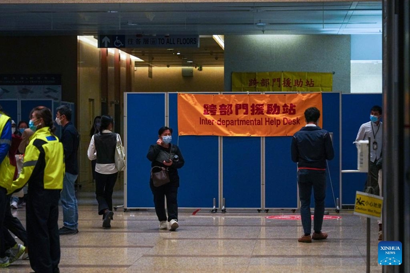 Dawati la utoaji msaada la idara mbalimbali likiwa limewekwa kwenye Hospitali ya Mwanamfalme wa Wales baada ya moto kuzuka kwenye sehemu moja ya majengo ya wakazi katika eneo la Tai Po, Hong Kong, kusini mwa China, Novemba 26, 2025. (Xinhua/Zhu Wei)