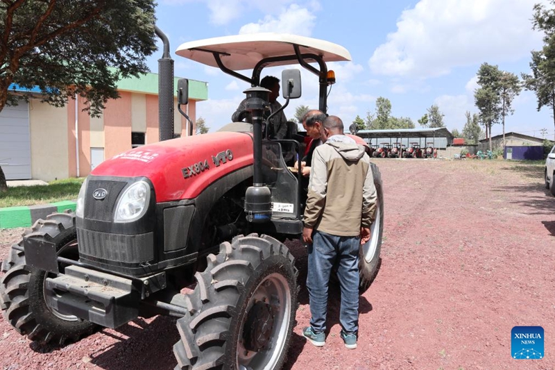 Picha hii iliyopigwa Novemba 26, 2025 katika Kijiji cha Godino Jitu, Ethiopia, ikionyesha trekta lililotolewa na timu ya wataalamu wa kilimo wa China. (Xinhua/Liu Fangqiang)