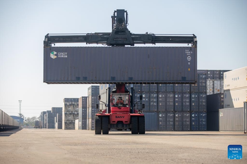 Treni ya kwanza ya Laos yafanya usafirishaji wa wanga wa muhogo kuelekea kuuzwa China