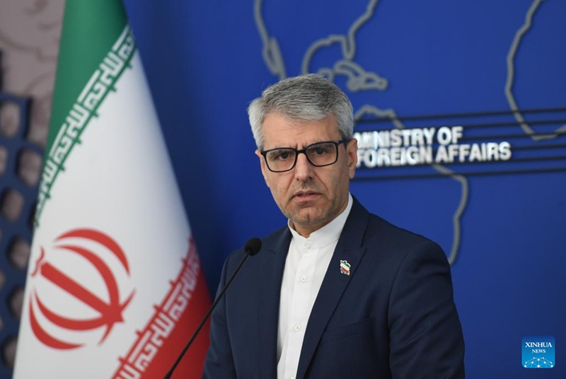 Msemaji wa Wizara ya Mambo ya Nje ya Iran Esmaeil Baghaei akihudhuria mkutano na waandishi wa habari mjini Tehran, Iran, Desemba 1, 2025. (Xinhua/Shadati)