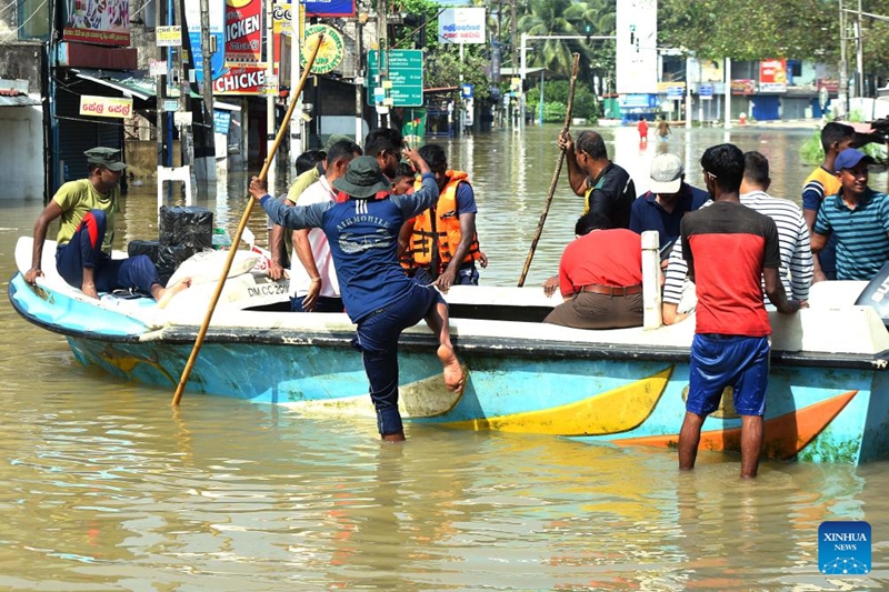 Watu walioathiriwa na mafuriko wakisafirishwa hadi maeneo salama kwa mashua mjini Colombo, Sri Lanka, Desemba 1, 2025. (Picha na Gayan Sameera/Xinhua)