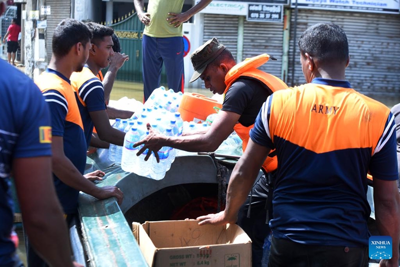 Waokoaji wakisambaza maji ya chupa kwa watu walioathiriwa na mafuriko mjini Colombo, Sri Lanka, Desemba 1, 2025. (Picha na Gayan Sameera/Xinhua)