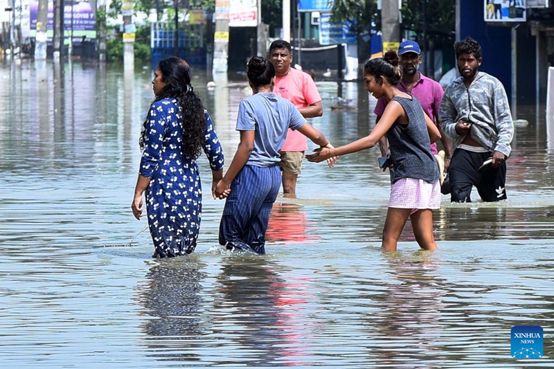 Watu wakipita katika eneo lililofurika maji mjini Colombo, Sri Lanka, Desemba 1, 2025. (Picha na Gayan Sameera/Xinhua)