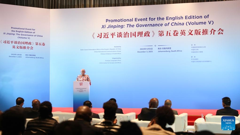 Waziri wa Mipango, Ufuatiliaji na Tathmini wa Ikulu ya Afrika Kusini Maropene Ramokgopa akizungumza kwenye shughuli ya kutangaza toleo la Kiingereza la juzuu ya tano ya Kitabu cha Xi Jinping cha “Utawala wa China”, mjini Johannesburg, Afrika Kusini, Desemba 3, 2025. (Xinhua/Chen Wei)