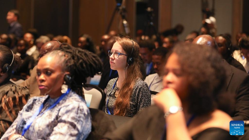 Washiriki wakihudhuria shughuli ya kutangaza toleo la Kiingereza la juzuu ya tano ya Kitabu cha Xi Jinping cha "Utawala wa China" mjini Johannesburg, Afrika Kusini, Desemba 3, 2025. (Xinhua/Chen Wei)