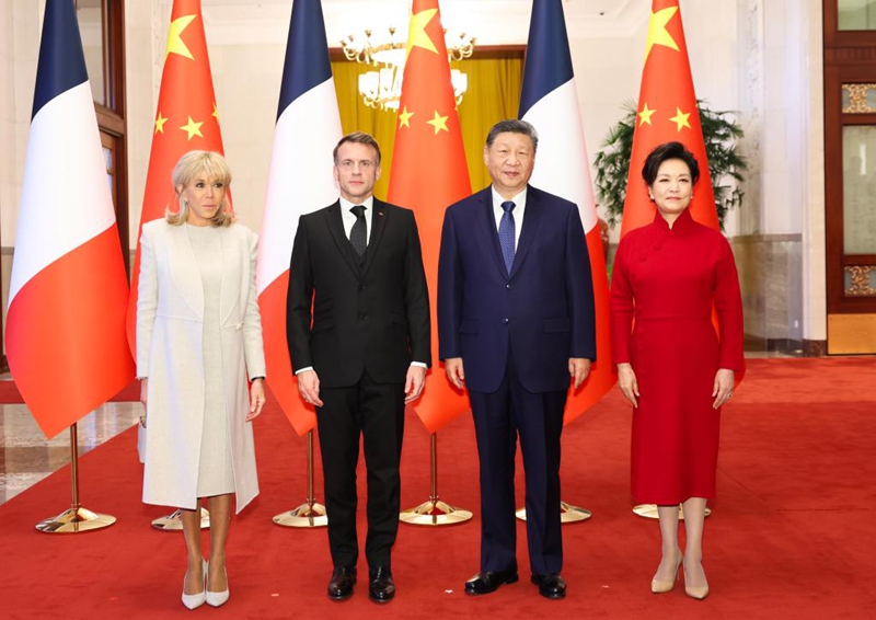 Rais Xi Jinping wa China na mkewe Peng Liyuan wakipiga picha na Rais Emmanuel Macron wa Ufaransa na mkewe Brigitte Macron kabla ya mazungumzo kati ya viongozi hao wawili mjini Beijing, mji mkuu wa China, Desemba 4, 2025. (Xinhua/Huang Jingwen)