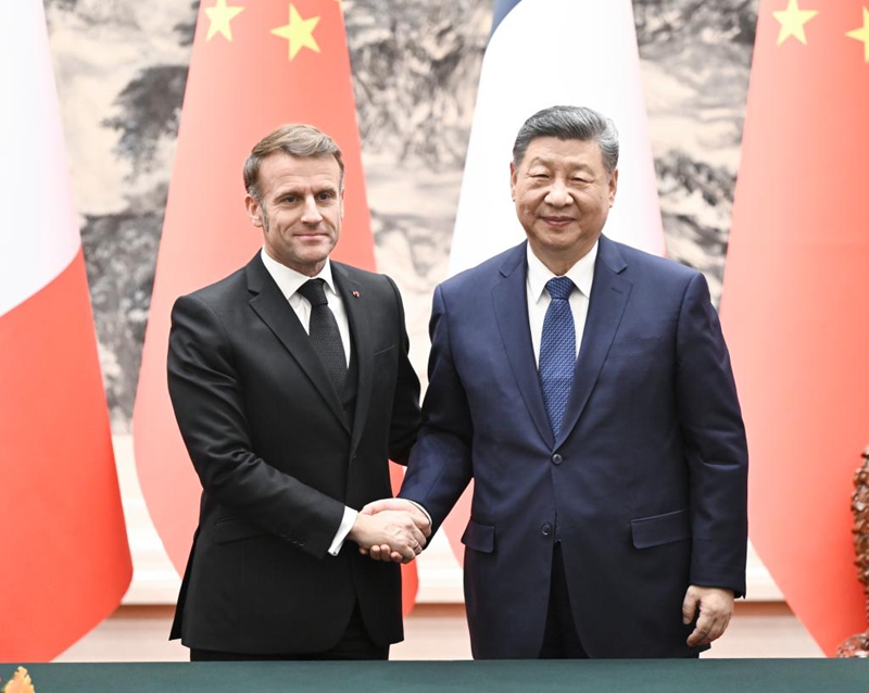 Rais Xi Jinping wa China na mwenzake wa Ufaransa Emmanuel Macron kwa pamoja wakikutana na waandishi wa habari baada ya mazungumzo yao mjini Beijing, mji mkuu wa China, Desemba 4, 2025. (Xinhua/Yan Yan)