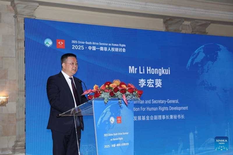 Makamu Mwenyekiti na Katibu Mkuu wa Mfuko wa Maendeleo ya Haki za Binadamu wa China Li Hongkui akizungumza kwenye Semina ya Haki za Binadamu ya China na Afrika Kusini 2025 mjini Pretoria, Afrika Kusini, Desemba 4, 2025. (Xinhua/Chen Wei)