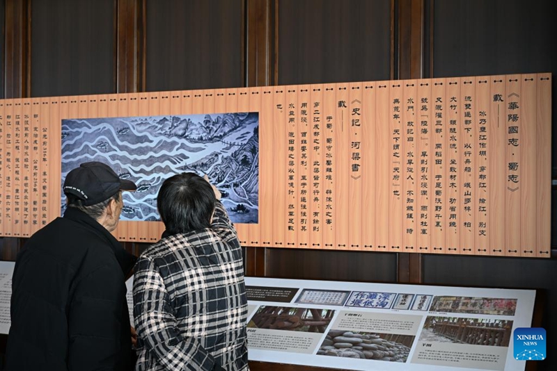 Watu wakifahamishwa kuhusu mfumo wa umwagiliaji maji wa Dujiangyan kwenye eneo la vivutio vya utalii la Dujiangyan la Chengdu, Mkoa wa Sichuan, kusini magharibi mwa China, Novemba 30, 2025. (Xinhua/Xu Bingjie)