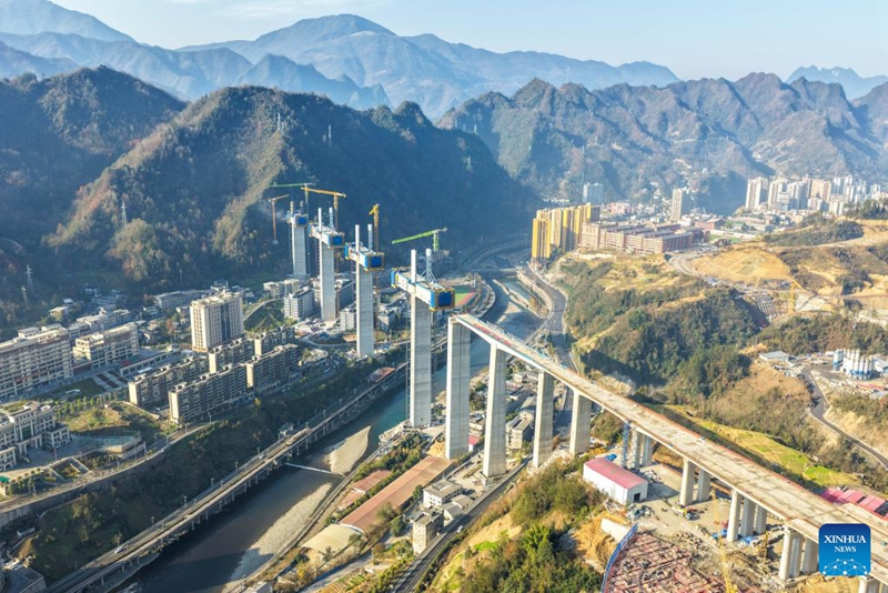 Daraja Kubwa la Renhe kando ya njia ya reli ya mwendokasi ya Xi'an-Chongqing Kusini-Magharibi mwa China laendelea kujengwa