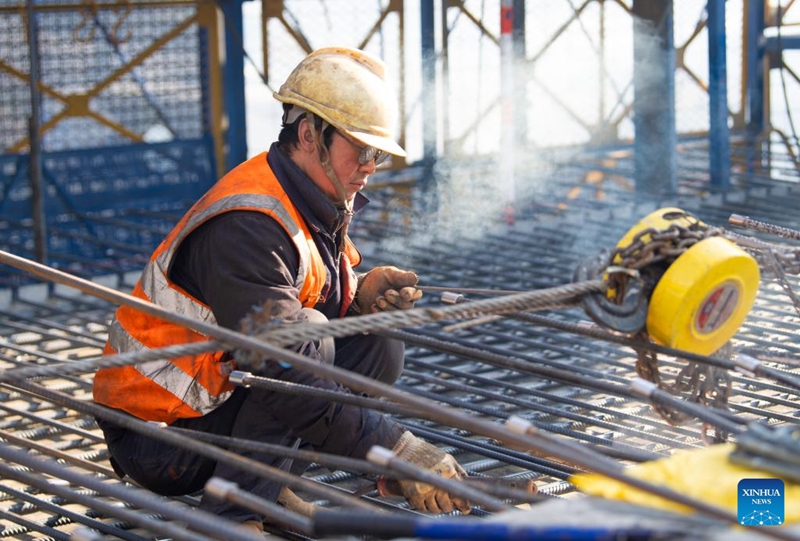 Daraja Kubwa la Renhe kando ya njia ya reli ya mwendokasi ya Xi'an-Chongqing Kusini-Magharibi mwa China laendelea kujengwa