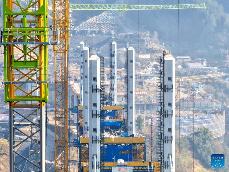Daraja Kubwa la Renhe kando ya njia ya reli ya mwendokasi ya Xi'an-Chongqing Kusini-Magharibi mwa China laendelea kujengwa
