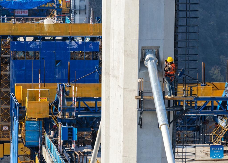 Daraja Kubwa la Renhe kando ya njia ya reli ya mwendokasi ya Xi'an-Chongqing Kusini-Magharibi mwa China laendelea kujengwa