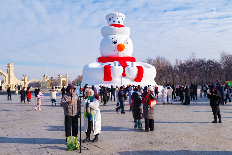 Sanamu ya Alama ya Maonyesho ya 38 ya Sanaa za Uchongaji wa Theluji ya Kisiwa cha Jua, China yaonyeshwa kwa umma