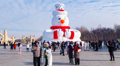 Sanamu ya Alama ya Maonyesho ya 38 ya Sanaa za Uchongaji wa Theluji ya Kisiwa cha Jua, China yaonyeshwa kwa umma